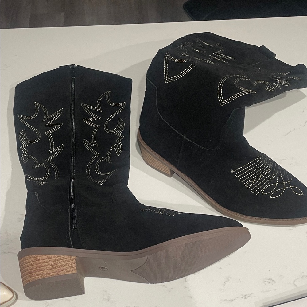 Elegant Black Embroidered Heeled Boots